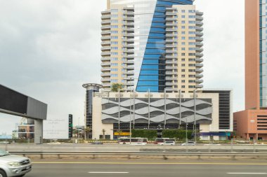 Dubai, Birleşik Arap Emirlikleri, 21 Mart 2023: Dubai şehri Birleşik Arap Emirlikleri 'nin mimarisi üzerine bir turist otobüsünün penceresinden görüntü