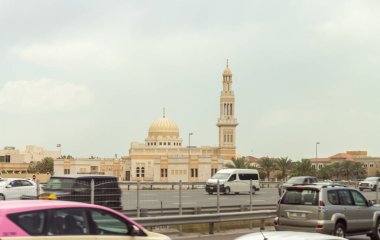 Dubai, Birleşik Arap Emirlikleri, 21 Mart 2023: Dubai, Birleşik Arap Emirlikleri 'ndeki Muhammed Khamis Bin Hendi Almeheiri Mescidi camii, Birleşik Arap Emirlikleri' nin penceresinden bir turist otobüsünün görüntüsü