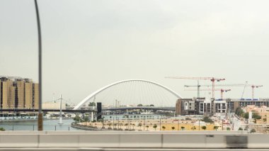 Dubai, Birleşik Arap Emirlikleri, 21 Mart 2023: Dubai, Birleşik Arap Emirlikleri 'nin Su Kanalı Köprüsü' ndeki bir turist otobüsünün penceresinden görüntü