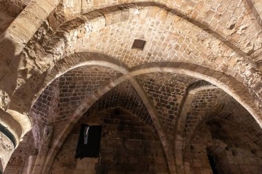 Acre, İsrail, 17 Haziran 2023: Taş, İsrail 'in kuzeyindeki Acre eski şehrindeki Tapınak Kalesi' nin yemek odasındaki kemerli kasa.