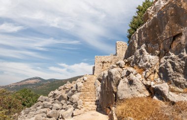 Taştan bir merdiven, İsrail 'in kuzeyindeki Golan Tepeleri' nde Suriye ve Lübnan sınırı yakınında yer alan ortaçağ kalesi Nimrod - Qalaat al-Subeiba 'nın kalıntılarına çıkıyor.