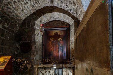 Nasıra, İsrail, 17 Eylül 2023: Kuzey İsrail 'deki Nasıra eski kentindeki Rum Ortodoks Annunciation Kilisesi' nin alt salonunun duvarında büyük bir simge asılı duruyor.