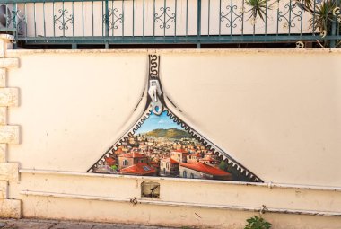 Nasıra, İsrail, 17 Eylül 2023: Kuzey İsrail 'deki Nasıra' nın eski kentinin duvarına düğmesiz bir fermuardan şehri gösteren bir resim çizildi.