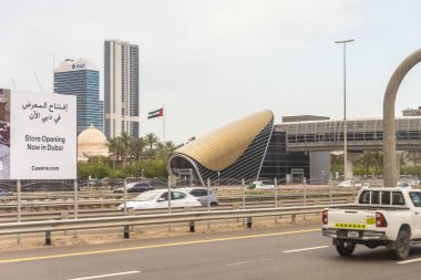 Dubai, Birleşik Arap Emirlikleri, 21 Mart 2023: Dubai şehri Birleşik Arap Emirlikleri metro istasyonunun bir turist otobüsünün penceresinden görüntü