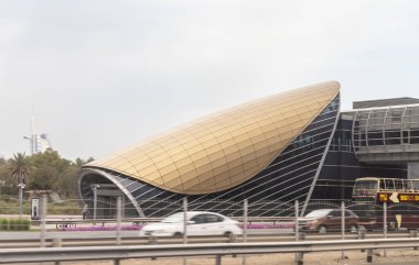 Dubai, Birleşik Arap Emirlikleri, 21 Mart 2023: Dubai şehri Birleşik Arap Emirlikleri metro istasyonunun bir turist otobüsünün penceresinden görüntü