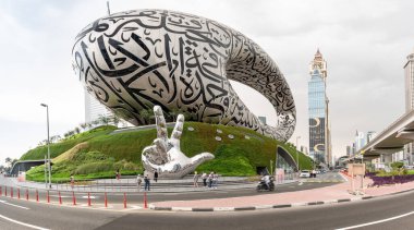 Dubai, Birleşik Arap Emirlikleri, 21 Mart 2023: Geleceğin Müzesi - Birleşik Arap Emirlikleri, Dubai şehrinde geleceği görmek, dokunmak ve şekillendirmek için her yaştan insanı ağırlıyor.