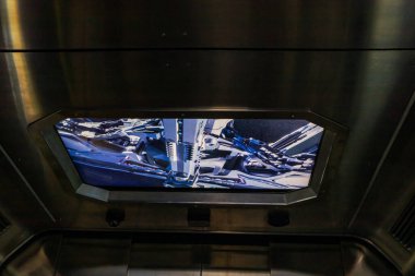 Dubai, Birleşik Arap Emirlikleri, 21 Mart 2023: Birleşik Arap Emirlikleri 'nin Dubai şehrindeki Geleceğin Müzesi' ndeki bir uzay gemisinin penceresinden görüntü