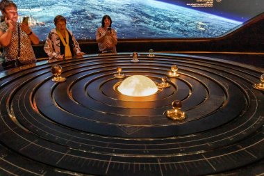 Dubai, Birleşik Arap Emirlikleri, 21 Mart 2023: Birleşik Arap Emirlikleri 'nin Dubai şehrindeki Gelecek Müzesi' nde sergilenen güneş sisteminin yapısını gösteren sergi