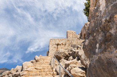 Taş merdiven, İsrail 'in kuzeyindeki Golan Tepeleri' ndeki Suriye ve Lübnan sınırına yakın olan Ortaçağ Kalesi Kalesi 'nin kalıntılarına açılıyor.