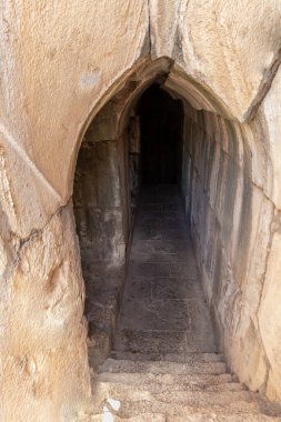 İsrail 'in kuzeyindeki Golan Tepeleri' nde Suriye ve Lübnan sınırına yakın olan ortaçağ kalesi Nimrod - Qalaat al-Subeiba 'nın kalıntılarına açılan ana kapının yanındaki gizli çıkışa inin.