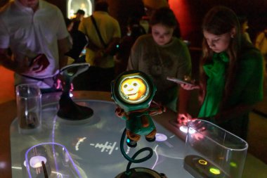 Dubai, Birleşik Arap Emirlikleri, 21 Mart 2023: Çocuk etkileşimli oyuncak astronot Dubai 'deki Gelecek Müzesi' nde sergileniyor, Birleşik Arap Emirlikleri