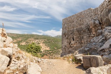 İsrail 'in kuzeyindeki Golan Tepeleri' nde Suriye ve Lübnan sınırına yakın olan ortaçağ kalesi Kalesi-Subeiba 'nın kalıntılarına açılan gizli çıkışın yanındaki kale duvarının kalıntıları.