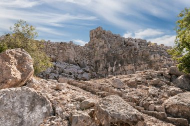 İsrail 'in kuzeyindeki Golan Tepeleri' nde Suriye ve Lübnan sınırına yakın bulunan Ortaçağ Kalesi Kalesi 'nin kalıntılarına giden taş adımlar.