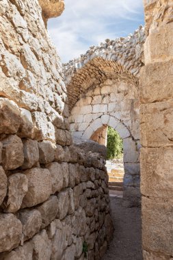 Kuzey İsrail 'deki Golan Tepeleri' nde Suriye ve Lübnan sınırına yakın bulunan Ortaçağ Kalesi Kalesi 'nin yan girişi.