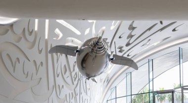 Dubai, Birleşik Arap Emirlikleri, 21 Mart 2023: Birleşik Arap Emirlikleri 'nde Gelecek Müzesi' nin içinde bir yunus şeklinde pervaneli şişirilmiş bir balon uçuyor.