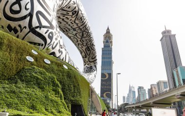 Dubai, Birleşik Arap Emirlikleri, 21 Mart 2023: Dubai 'deki Gelecek Müzesi yakınlarındaki gökdelenler Birleşik Arap Emirlikleri