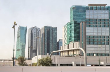 Dubai, Birleşik Arap Emirlikleri, 21 Mart 2023: Dubai şehri Birleşik Arap Emirlikleri 'nin mimarisi üzerine bir turist otobüsünün penceresinden görüntü