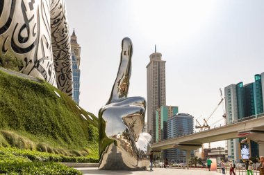 Dubai, Birleşik Arap Emirlikleri, 21 Mart 2023 Dubai, Birleşik Arap Emirlikleri 'nde Geleceğin Müzesi yakınlarındaki V - Zaferi gösteren büyük metal el.