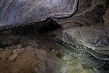 Güney İsrail 'deki Sodom Dağı' ndaki Kolonel tuz mağarasının duvarlarındaki renkli çizgilerin göz kamaştırıcı ihtişamı.