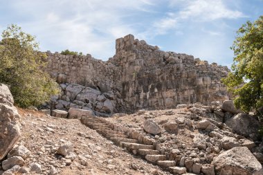 İsrail 'in kuzeyindeki Golan Tepeleri' nde Suriye ve Lübnan sınırında yer alan Ortaçağ Kalesi Kalesi Kalesi 'nin gizli girişine giden taş adımlar.