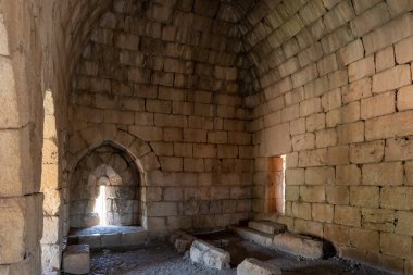 İsrail 'in kuzeyindeki Golan Tepeleri' nde Suriye ve Lübnan sınırına yakın ortaçağ kalesi olan Nimrod El-Subeiba 'nın kalesinde birkaç açık kapı bulunan iç oda.