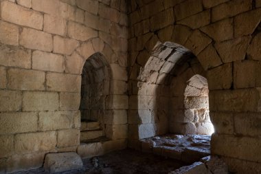 İsrail 'in kuzeyindeki Golan Tepeleri' nde Suriye ve Lübnan sınırına yakın ortaçağ kalesi olan Nimrod - Qalaat al-Subeiba 'nın kalesinde yasal boşluğu olan iç oda.