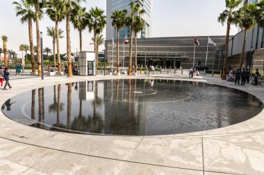 Dubai, Birleşik Arap Emirlikleri, 21 Mart 2023: Dubai şehrindeki Geleceğin Müzesi yakınlarındaki çeşme, Birleşik Arap Emirlikleri