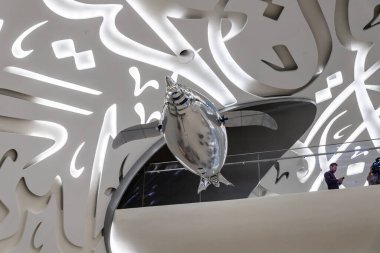 Dubai, Birleşik Arap Emirlikleri, 21 Mart 2023: Birleşik Arap Emirlikleri 'nde Gelecek Müzesi' nin içinde bir yunus şeklinde pervaneli şişirilmiş bir balon uçuyor.