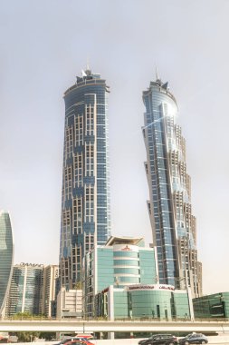 Dubai, Birleşik Arap Emirlikleri, 21 Mart 2023: Dubai, Birleşik Arap Emirlikleri 'nin Dubai kentindeki Marriott Marquis Hotel Dubai' deki bir turist otobüsünün vitrininden görüntü
