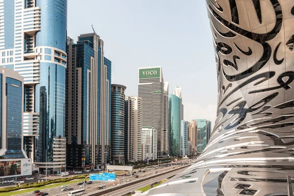 Dubai, Birleşik Arap Emirlikleri, 21 Mart 2023: Birleşik Arap Emirlikleri, Dubai şehrindeki Gelecek Müzesi 'nin gözlem güvertesinden görüş