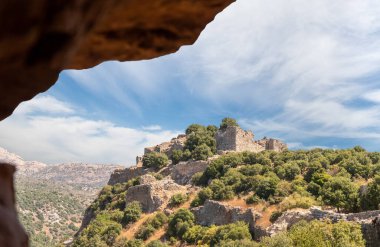 Suriye sınırına yakın olan ve İsrail 'in kuzeyindeki Golan Tepeleri' nde Lübnan ve Suriye sınırında yer alan ortaçağ kalesi - Qalaat al-Subeiba 'nın kale ve kulelerinin duvarlarındaki bir delikten bakın.