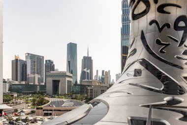 Dubai, Birleşik Arap Emirlikleri, 21 Mart 2023: Geleceğin Müzesi - Birleşik Arap Emirlikleri, Dubai şehrinde geleceği görmek, dokunmak ve şekillendirmek için her yaştan insanı ağırlıyor.