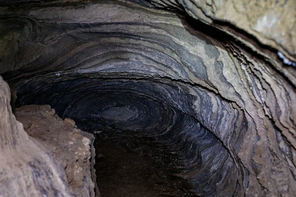 Güney İsrail 'deki Sodom Dağı' ndaki Kolonel tuz mağarasının duvarlarındaki renkli çizgilerin göz kamaştırıcı ihtişamı.