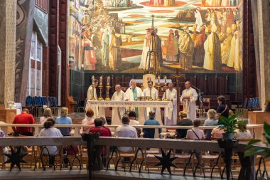 Nasıra, İsrail, 17 Eylül 2023: Keşişler, İsrail 'in kuzeyindeki Nasıra kentindeki Annunciation Kilisesi' nin en üst katında inananlar ile ortak ibadet ediyorlar.