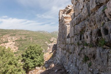 Kuzey İsrail 'in Golan Tepeleri' ndeki Suriye ve Lübnan sınırına yakın ortaçağ kalesi olan Nimrod - Qalaat al-Subeiba 'daki güney kulesinin taş duvarlarının kalıntıları.