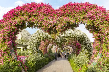 Dubai, Birleşik Arap Emirlikleri, 21 Mart 2023: Birleşik Arap Emirlikleri 'nin Dubai şehrindeki botanik Dubai Mucize Bahçesi bölgesindeki çiçek kalplerinden yapılmış dekoratif sokak