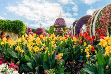 Dubai, Birleşik Arap Emirlikleri, 21 Mart 2023 Dubai, Birleşik Arap Emirlikleri: Dubai şehrinde farklı çiçek masalı temalarıyla dekoratif botanik Dubai Mucize Bahçesi