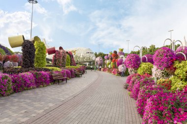 Dubai, Birleşik Arap Emirlikleri, 21 Mart 2023: Birleşik Arap Emirlikleri 'nin Dubai şehrindeki botanik Dubai Mucize Bahçesi bölgesinde çiçek süslemeli yaya geçidi