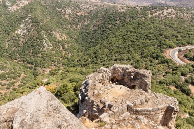 İsrail 'in kuzeyindeki Golan Tepeleri' nde Suriye ve Lübnan sınırı yakınında yer alan ortaçağ kalesi Nimrod - Qalaat al-Subeiba 'daki komşu vadi manzaralı.