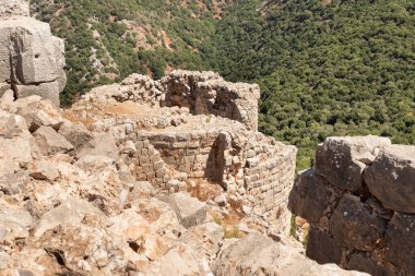 İsrail 'in kuzeyindeki Golan Tepeleri' nde Suriye ve Lübnan sınırına yakın olan Ortaçağ kalesi Nimrod - Qalaat al-Subeiba 'nın yuvarlak gözlem kulesinin kalıntıları.
