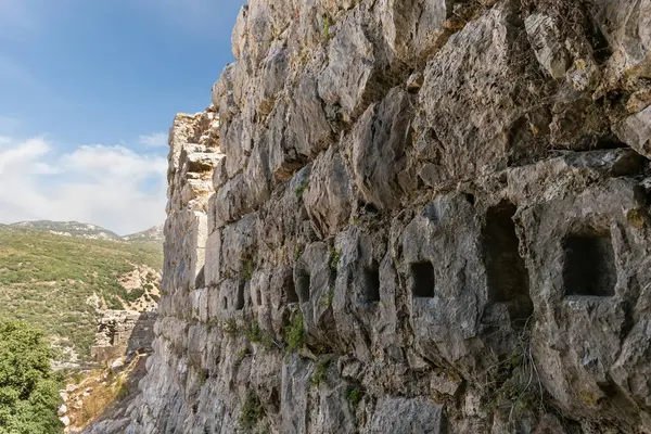 İsrail 'in kuzeyindeki Golan Tepeleri' nde Suriye ve Lübnan sınırı yakınında yer alan Ortaçağ kalesi Nimrod - Qalaat al-Subeiba 'nın güney kulesi taş duvarları hala duruyor.