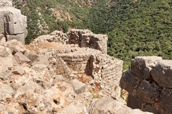 İsrail 'in kuzeyindeki Golan Tepeleri' nde Suriye ve Lübnan sınırına yakın olan Ortaçağ kalesi Nimrod - Qalaat al-Subeiba 'nın yuvarlak gözlem kulesinin kalıntıları.