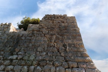 İsrail 'in kuzeyindeki Golan Tepeleri' ndeki Suriye ve Lübnan sınırına yakın ortaçağ kalesi Kale-Subeiba 'daki yüksek bir taş koruyucu duvarın kalıntıları.