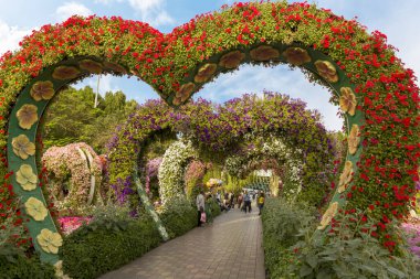 Dubai, Birleşik Arap Emirlikleri, 21 Mart 2023: Birleşik Arap Emirlikleri 'nin Dubai şehrindeki botanik Dubai Mucize Bahçesi bölgesindeki çiçek kalplerinden yapılmış dekoratif sokak