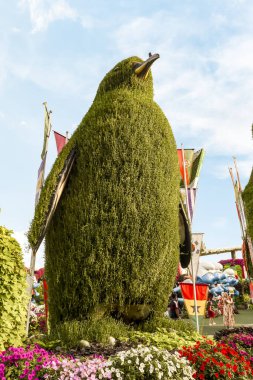 Dubai, Birleşik Arap Emirlikleri, 21 Mart 2023: Dubai 'deki botanik Dubai Mucize Bahçesi' nde üretilen dev penguen, Birleşik Arap Emirlikleri