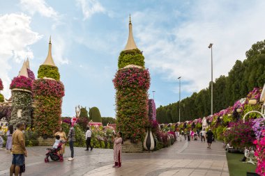 Dubai, Birleşik Arap Emirlikleri, 21 Mart 2023 Dubai, Birleşik Arap Emirlikleri: Dubai şehrinde farklı çiçek masalı temalarıyla dekoratif botanik Dubai Mucize Bahçesi