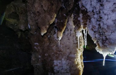 Tuz sarkıtları İsrail 'in güneyindeki Sodom Dağı' ndaki tuz mağarasında asılı duruyor.