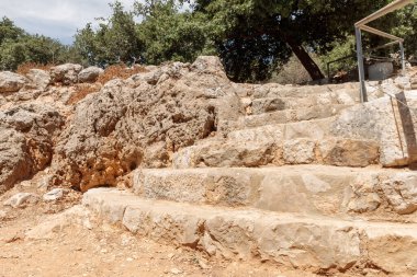 İsrail 'in kuzeyindeki Golan Tepeleri' nde Suriye ve Lübnan sınırı yakınında yer alan ortaçağ kalesi Nimrod - Qalaat al-Subeiba 'nın avlusundaki taş basamakların kalıntıları