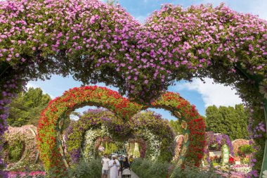 Dubai, Birleşik Arap Emirlikleri, 21 Mart 2023: Birleşik Arap Emirlikleri 'nin Dubai şehrindeki botanik Dubai Mucize Bahçesi bölgesindeki çiçek kalplerinden yapılmış dekoratif sokak