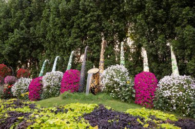 Dubai, Birleşik Arap Emirlikleri, 21 Mart 2023: Çiçekli büyük saksafonlar ve Dubai 'deki farklı çiçek masalları temalı botanik Dubai Mucize Bahçesi' nde bir şelale